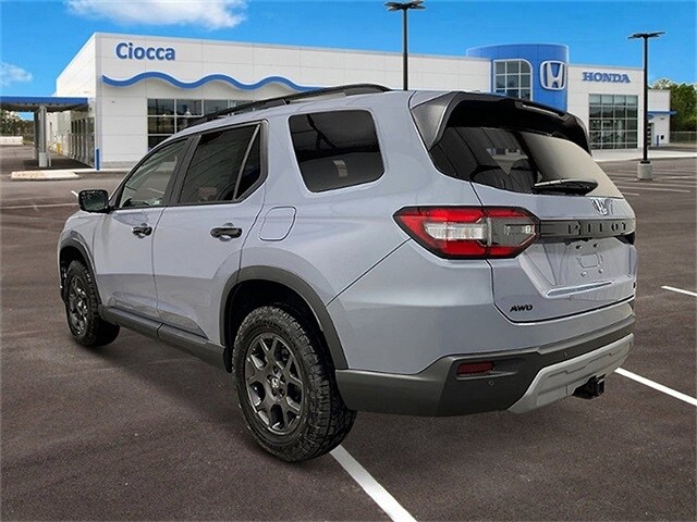 2025 Honda Pilot TrailSport photo 3