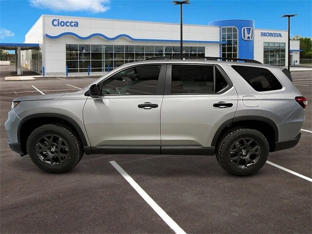 2025 Honda Pilot TrailSport photo 2