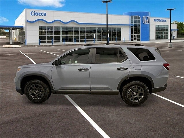 2025 Honda Pilot TrailSport photo 2