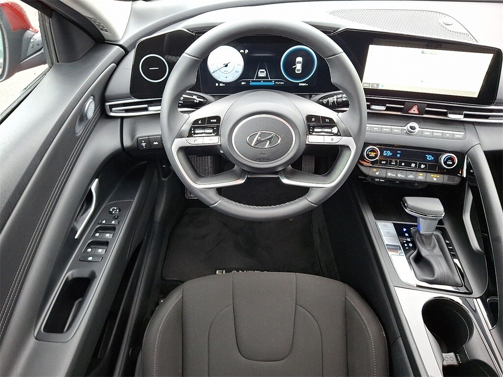 2023 Hyundai Elantra SEL photo 2