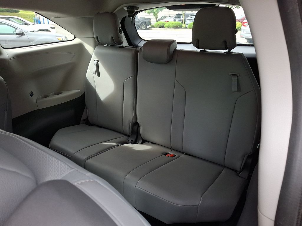 2021 Toyota Sienna XLE - Photo 13
