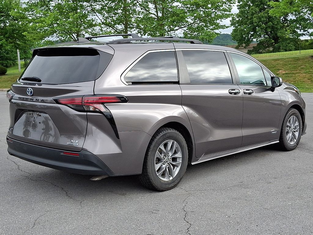 2021 Toyota Sienna XLE - Photo 8