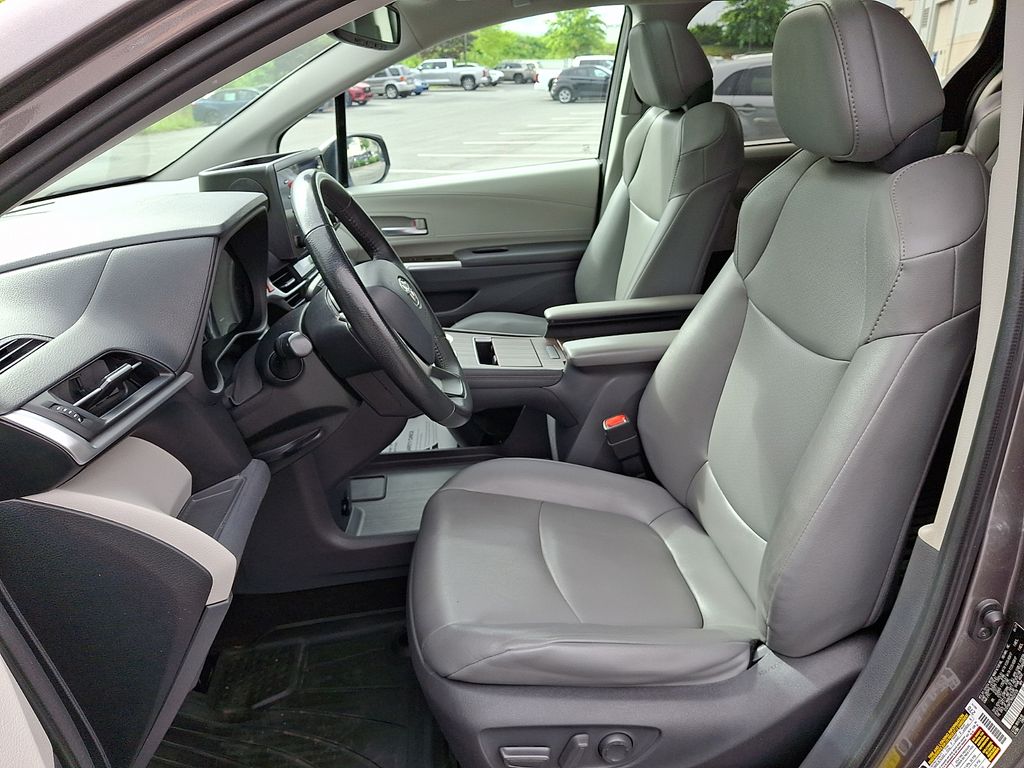 2021 Toyota Sienna XLE - Photo 16