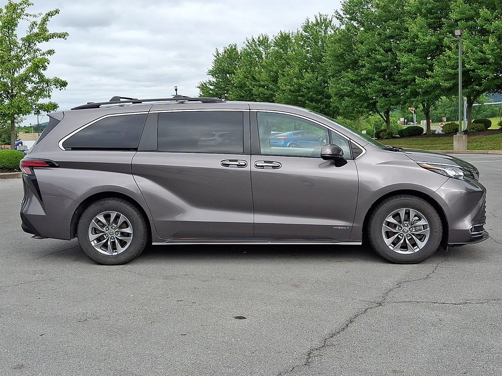 2021 Toyota Sienna XLE - Photo 9