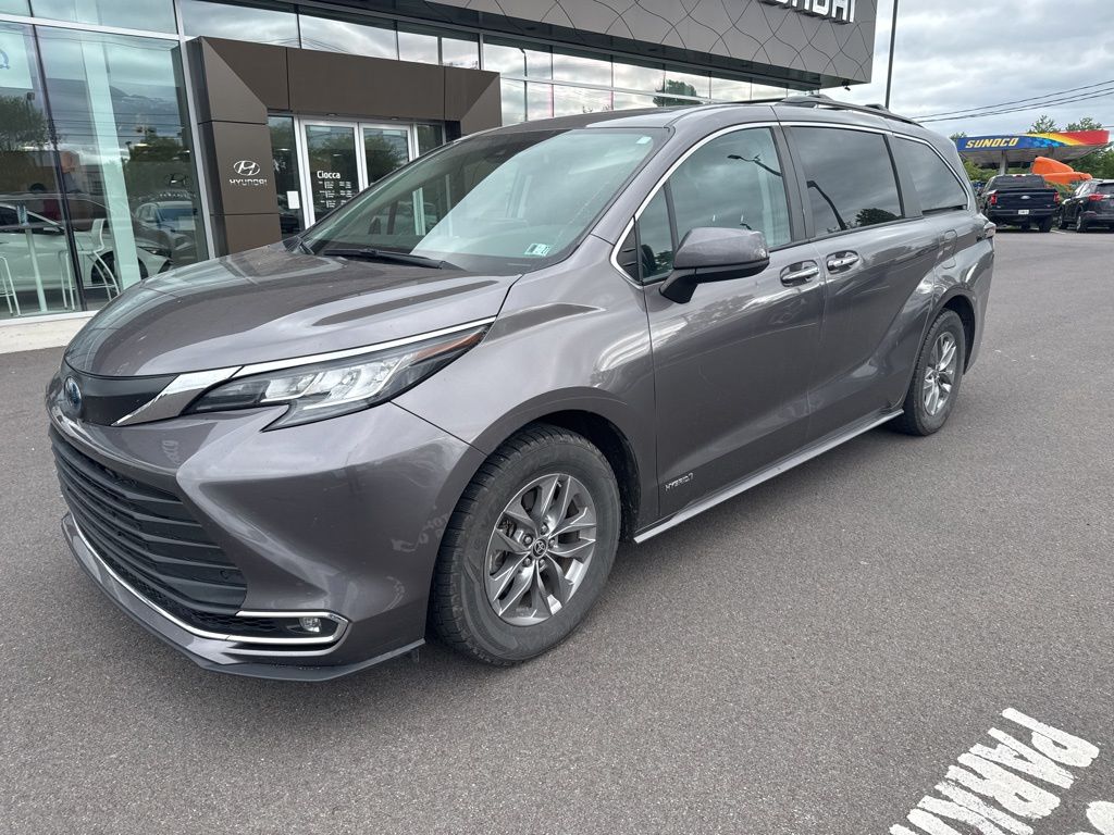 2021 Toyota Sienna XLE 7-Passenger Hybrid AWD's photo
