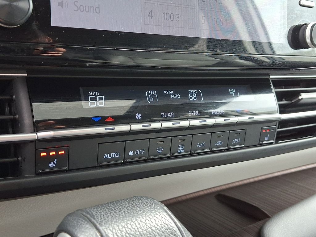 2021 Toyota Sienna XLE - Photo 19