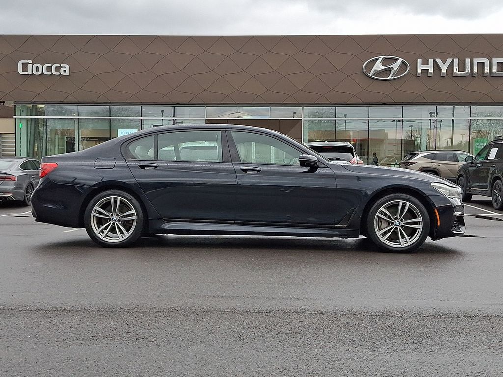 2016 BMW 7 Series 750i - Photo 10