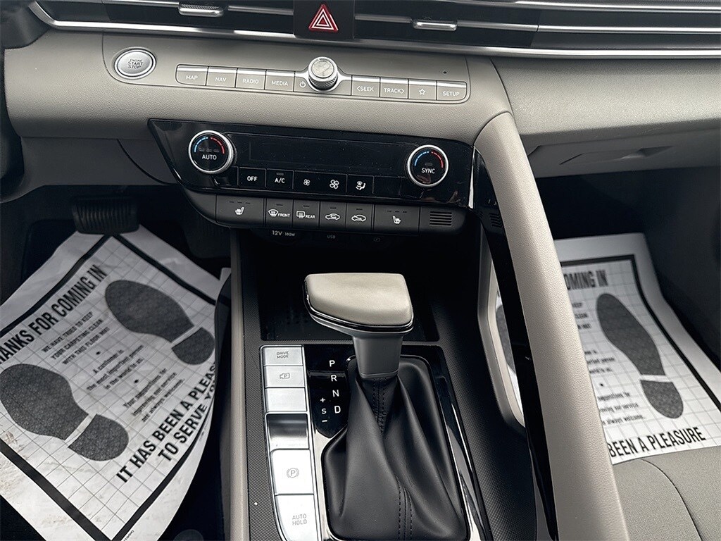 2023 Hyundai Elantra SEL photo 3