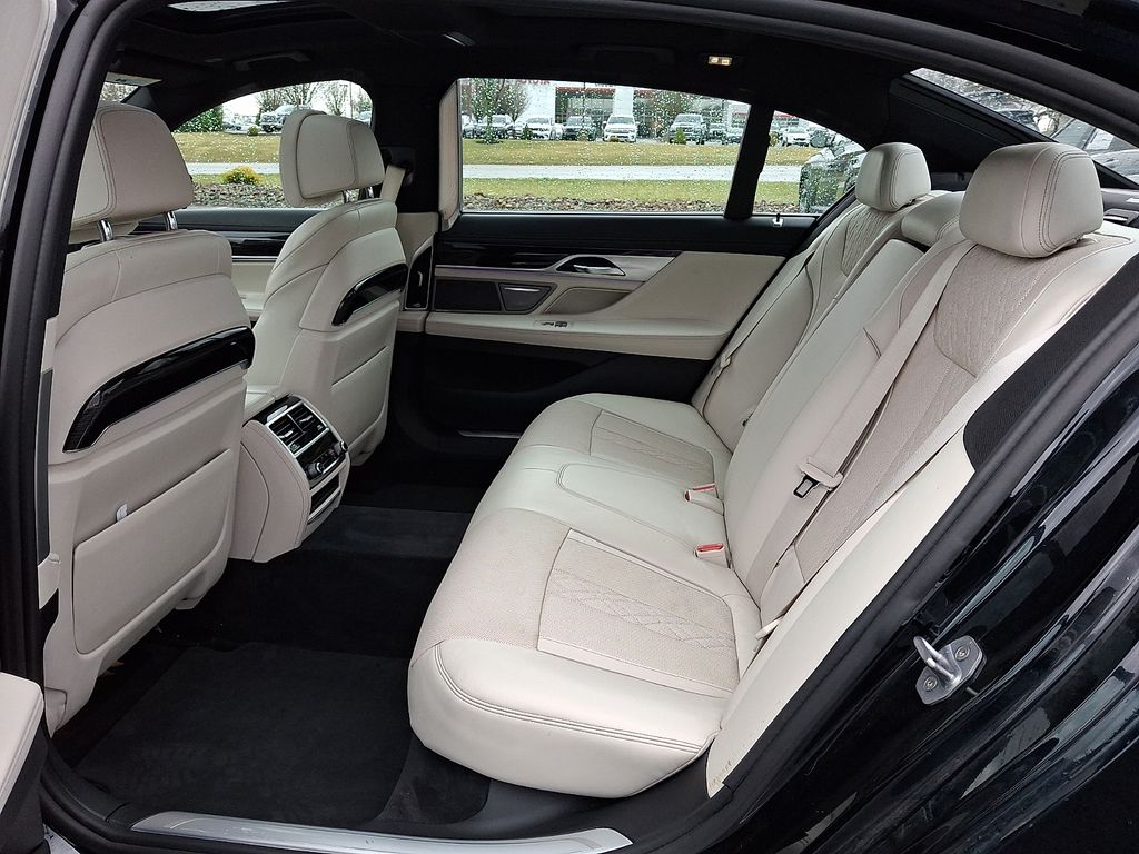 2016 BMW 7 Series 750i - Photo 13