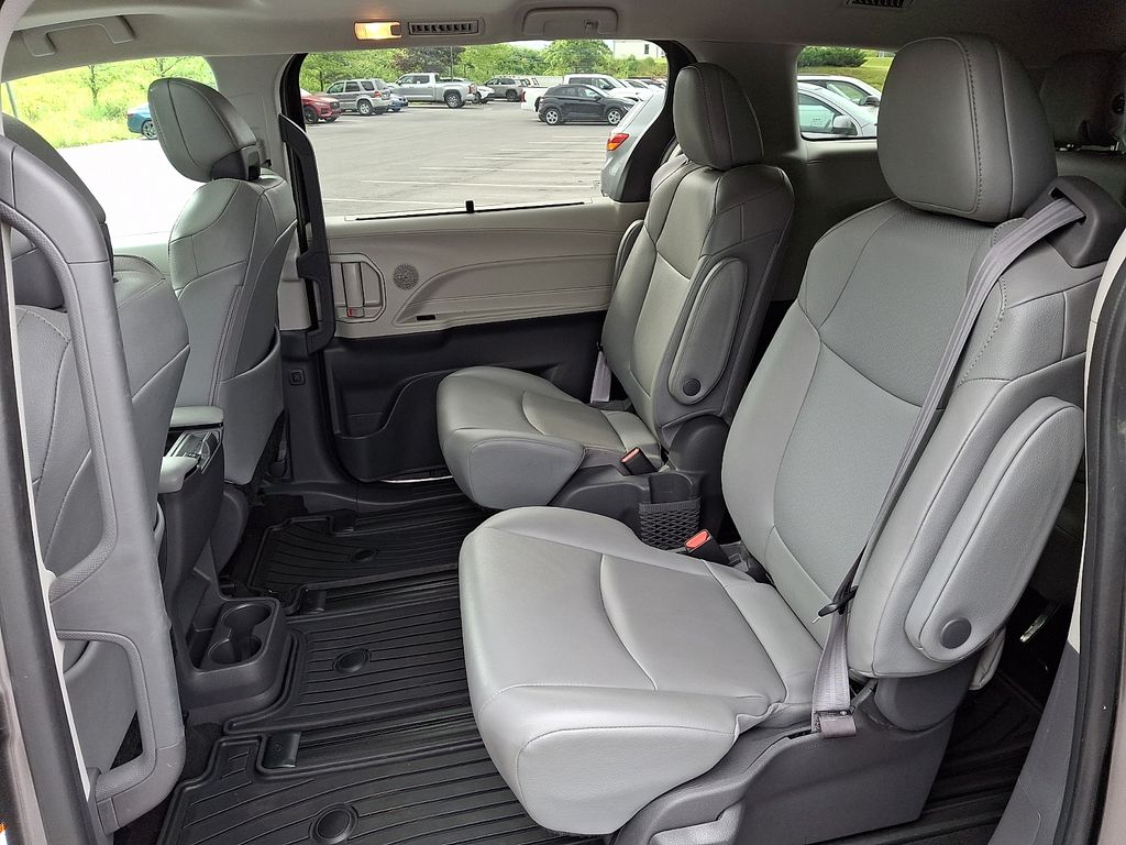 2021 Toyota Sienna XLE - Photo 12
