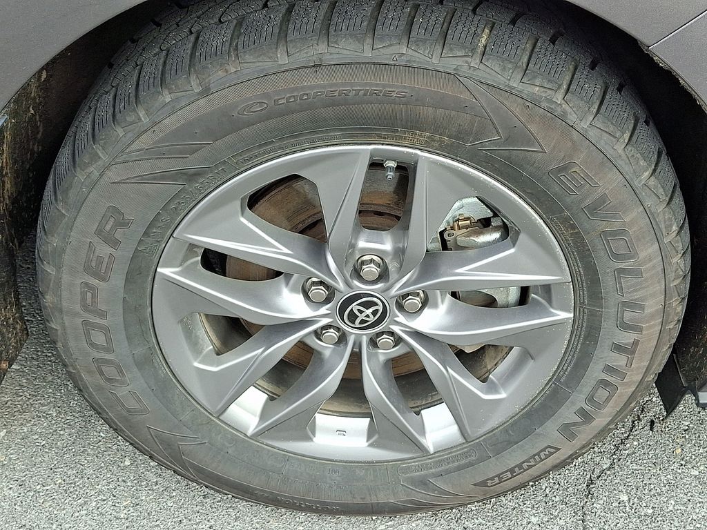 2021 Toyota Sienna XLE - Photo 10