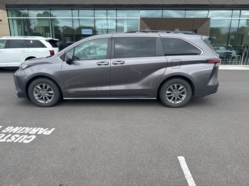2021 Toyota Sienna XLE - Photo 8