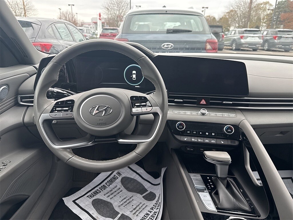 2023 Hyundai Elantra SEL photo 2