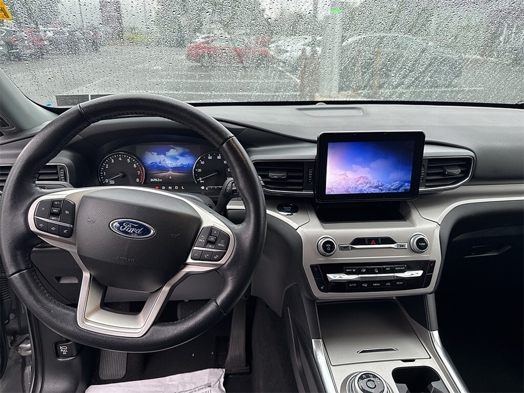 2023 Ford Explorer XLT photo 2