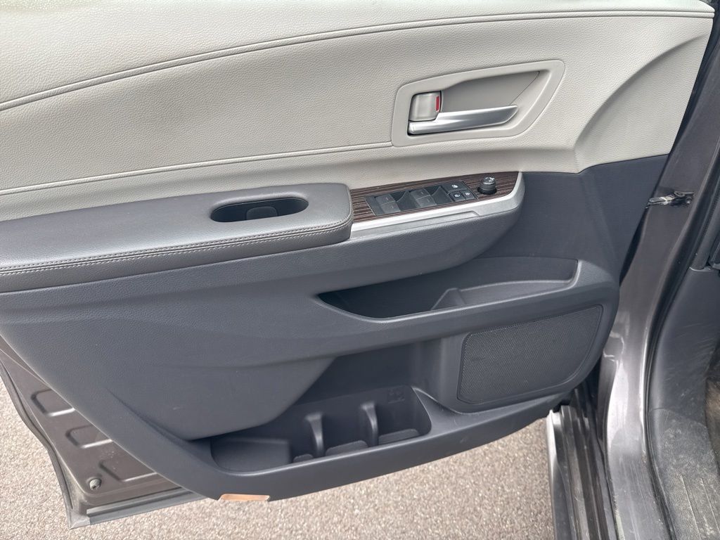 2021 Toyota Sienna XLE - Photo 10