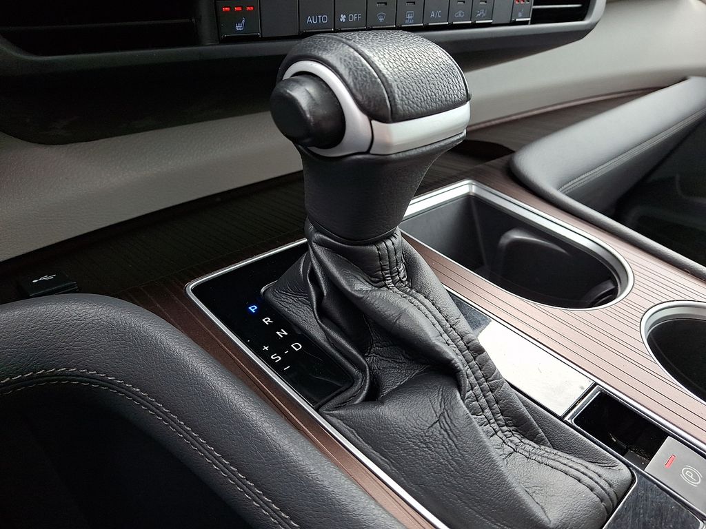 2021 Toyota Sienna XLE - Photo 18
