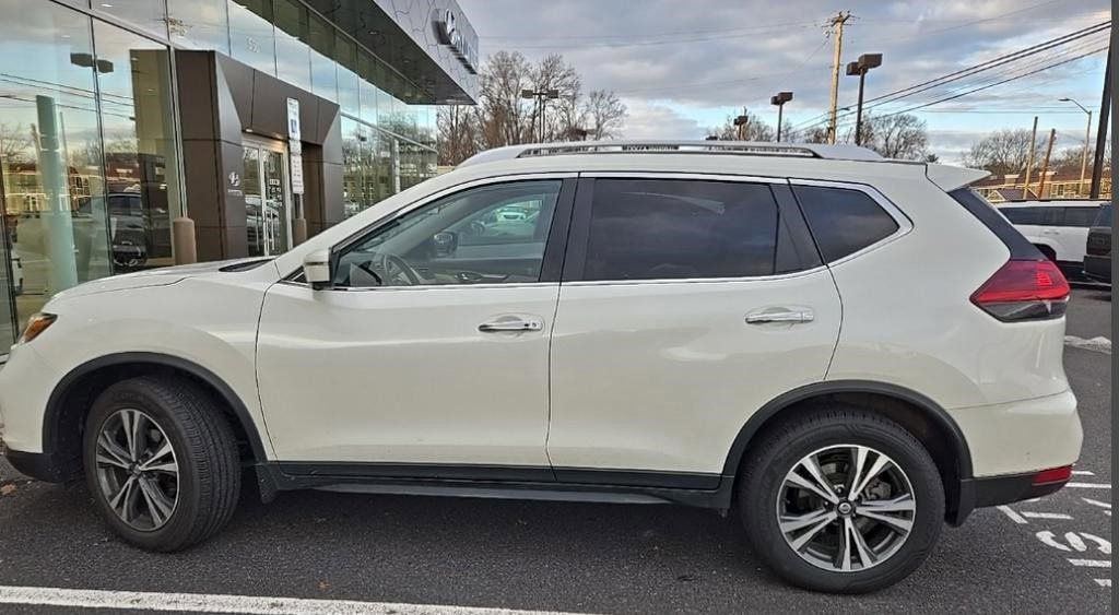 2019 Nissan Rogue SV photo 2