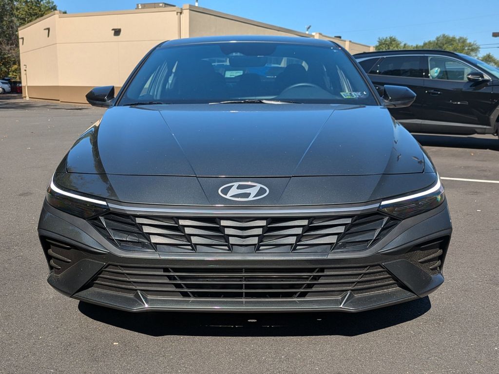 2025 Hyundai Elantra SEL Sport photo 2