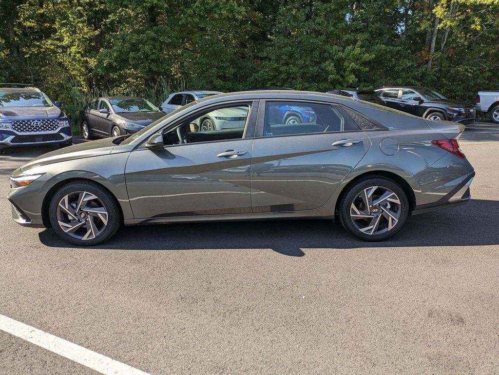 2025 Hyundai Elantra SEL Sport photo 4
