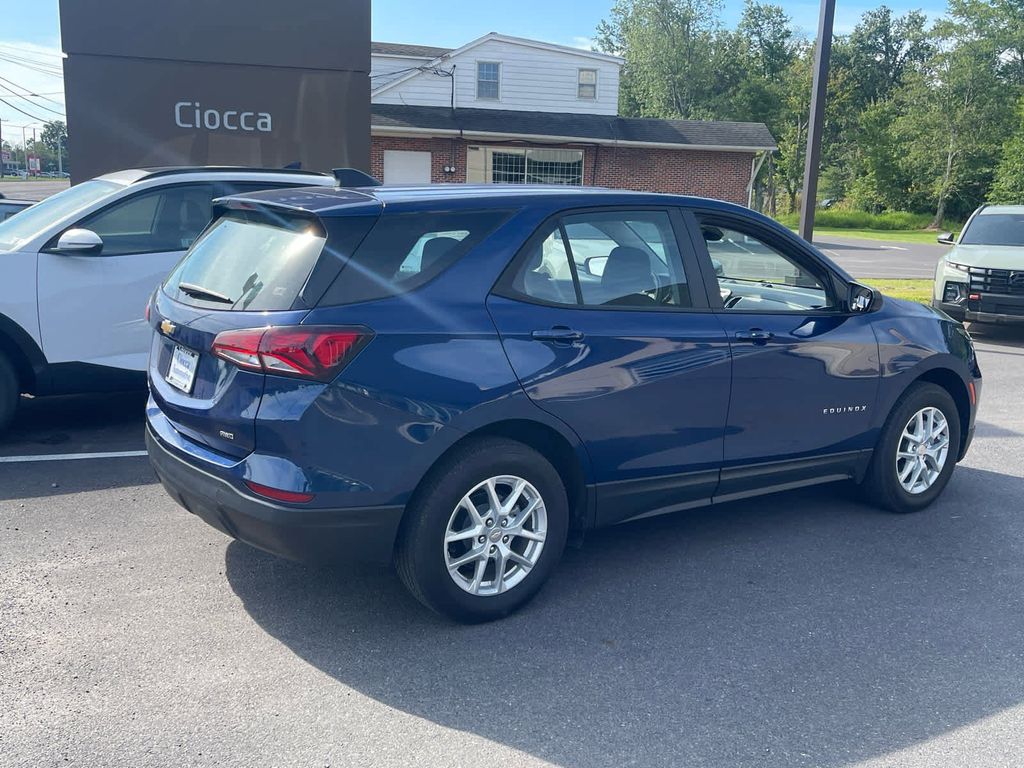 2023 Chevrolet Equinox LS photo 3