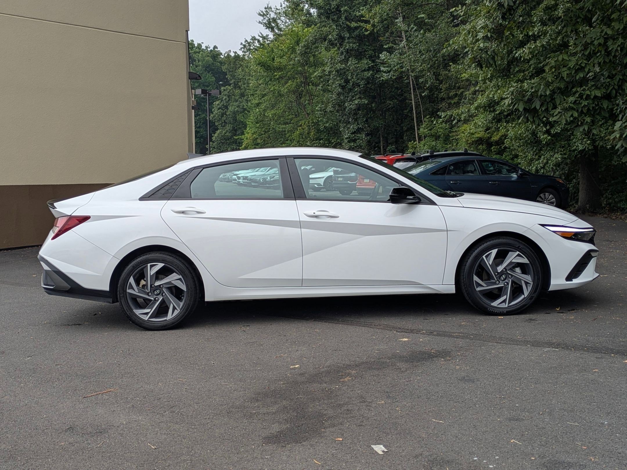 2025 Hyundai Elantra SEL Sport photo 2