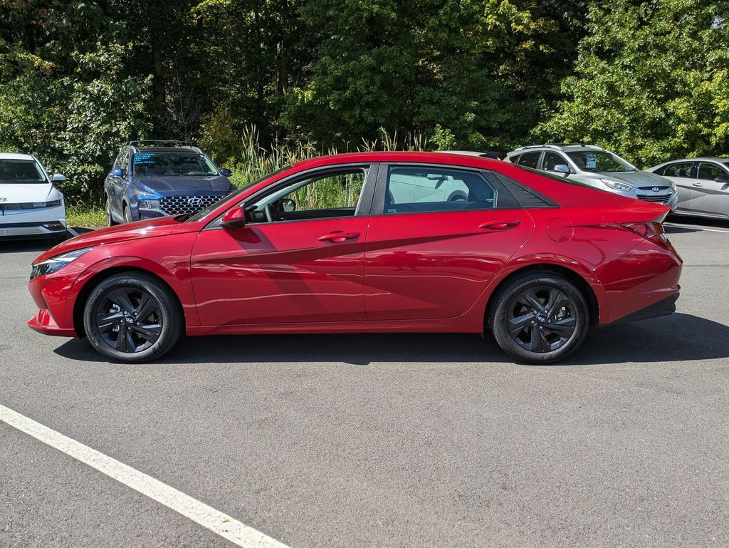 2023 Hyundai Elantra SEL photo 4
