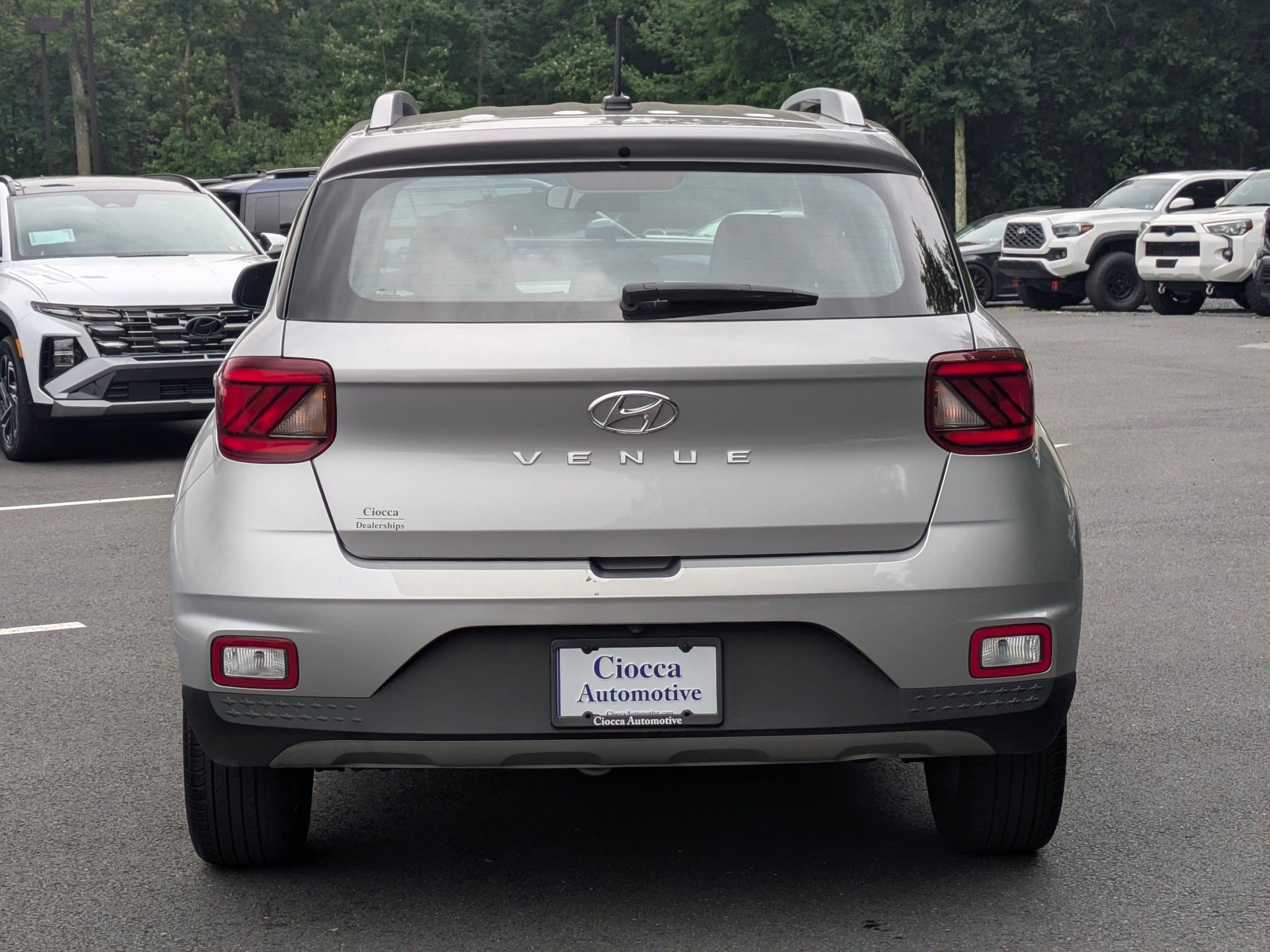 2024 Hyundai Venue SEL photo 3