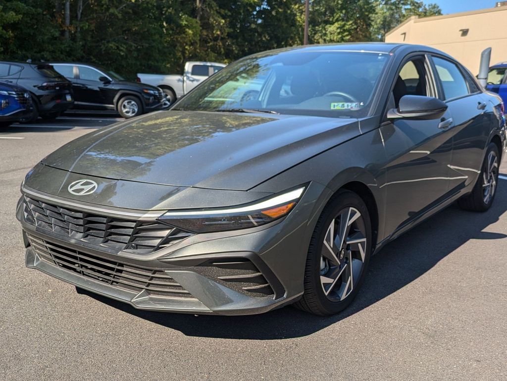2025 Hyundai Elantra SEL Sport photo 3