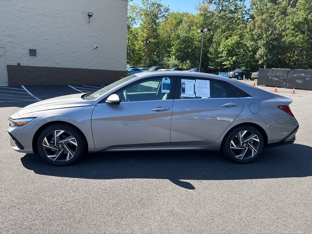 2025 Hyundai Elantra SEL Convenience photo 4