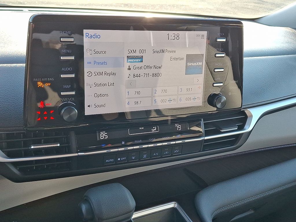 2022 Toyota Sienna LE photo 3