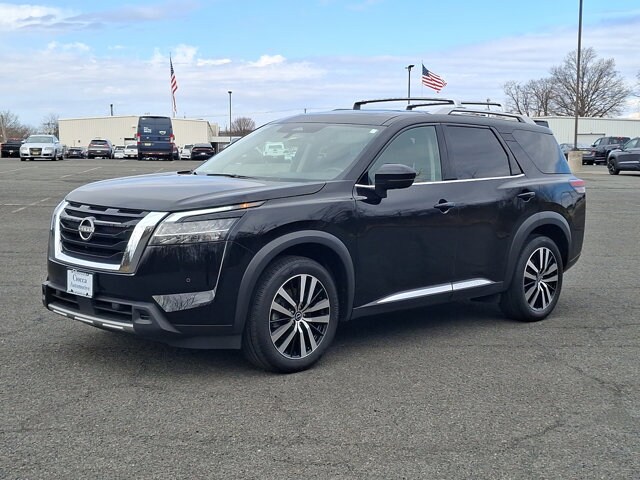 2023 Nissan Pathfinder Platinum photo 3