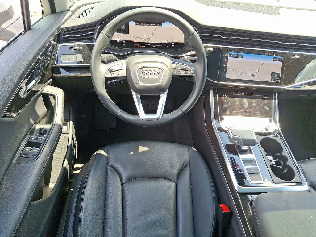 2024 Audi Q7 55 Premium Plus photo 2