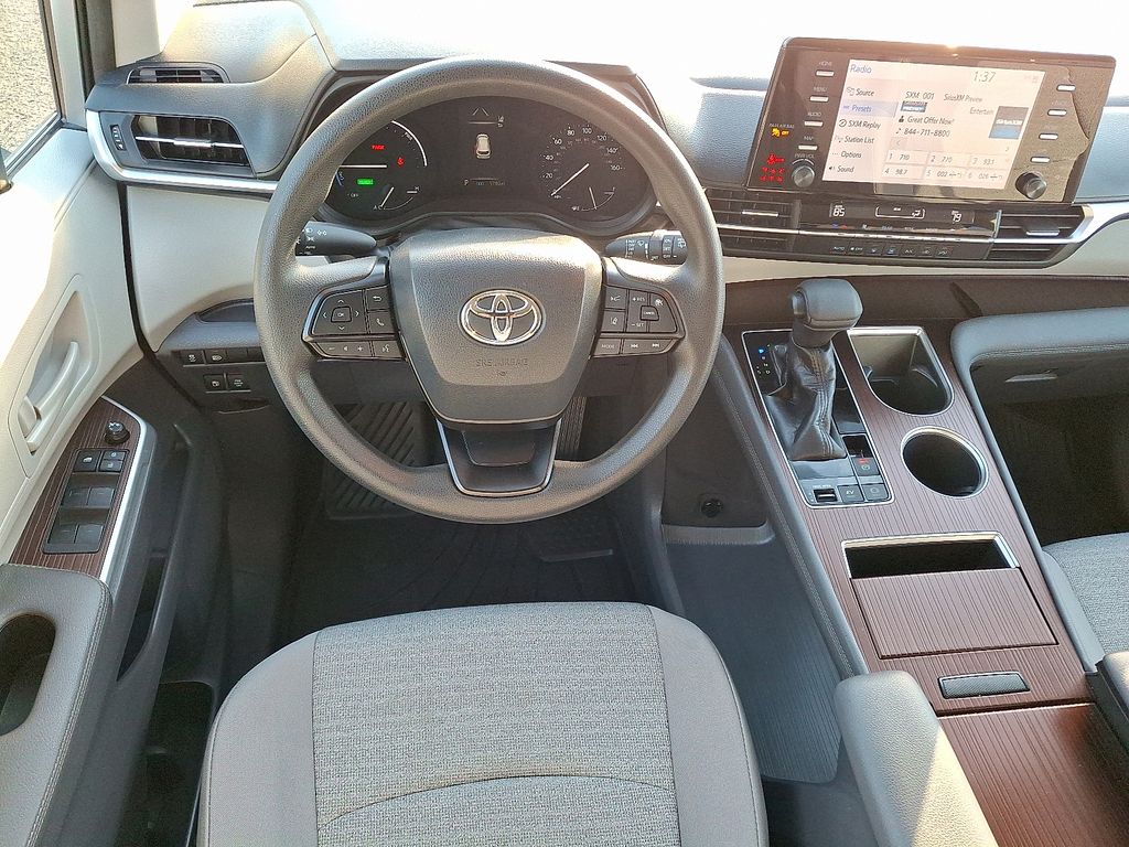 2022 Toyota Sienna LE photo 2