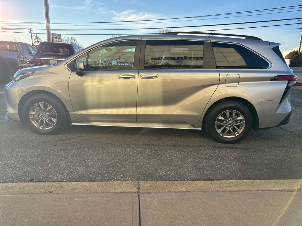 2022 Toyota Sienna LE photo 2