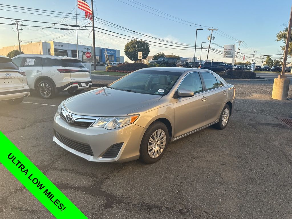 2013 Toyota Camry LE photo 2