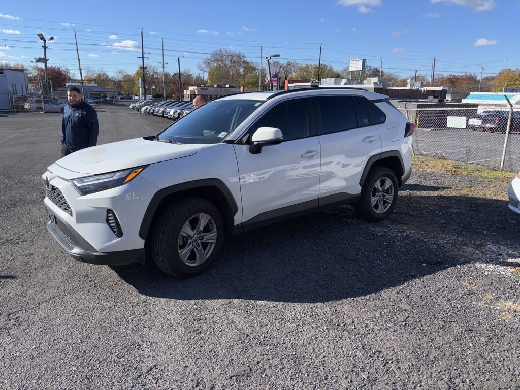 2022 Toyota RAV4 XLE photo 2