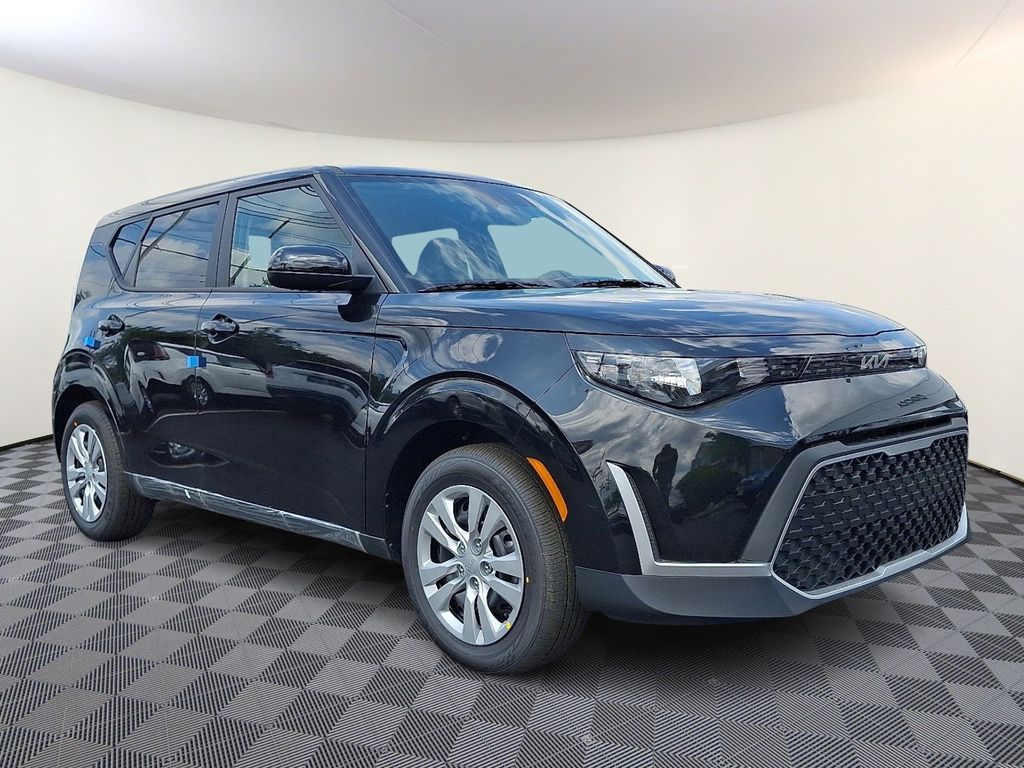 2025 Kia Soul LX's photo