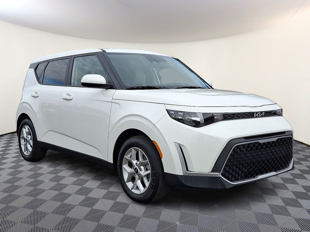 2025 Kia Soul LX's photo