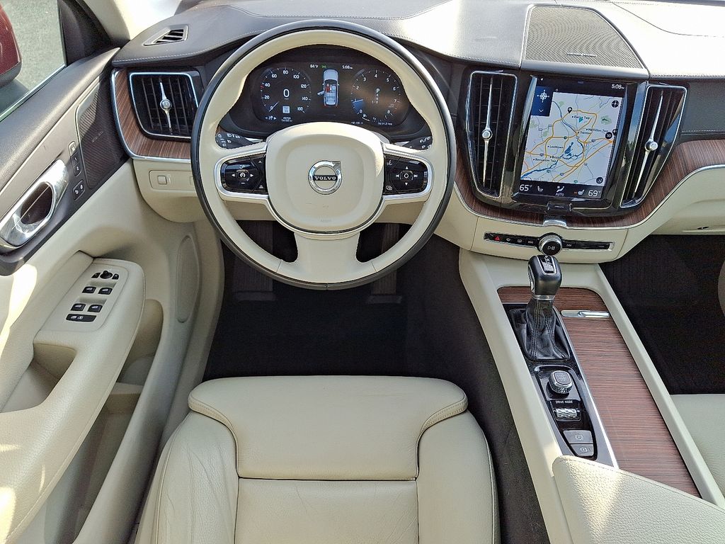 2019 Volvo XC60 T5 Inscription photo 2
