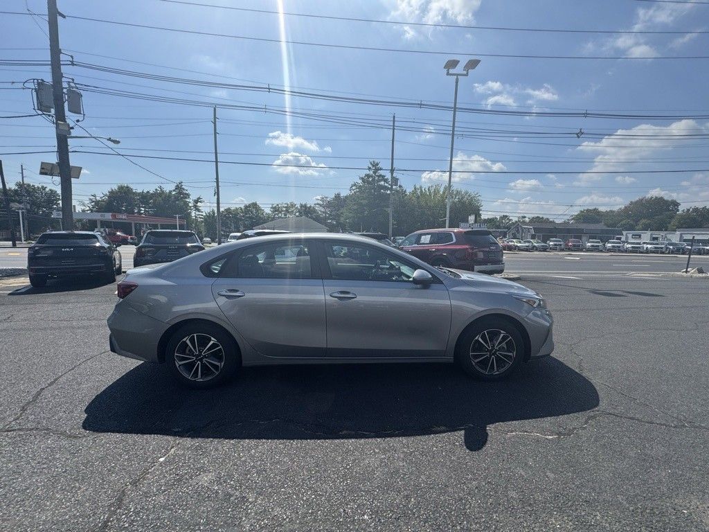 2023 Kia Forte LXS photo 3