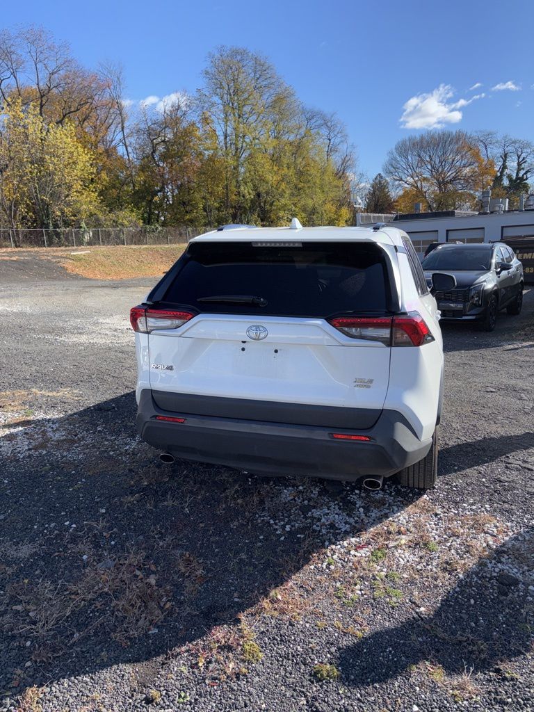 2022 Toyota RAV4 XLE photo 3