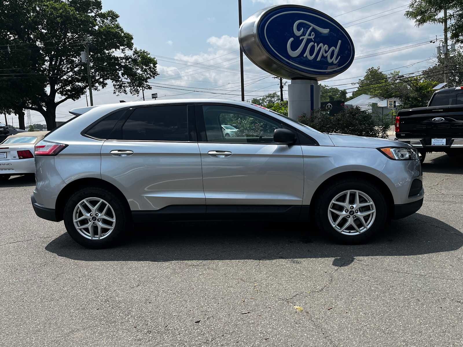 2022 Ford Edge SE photo 2
