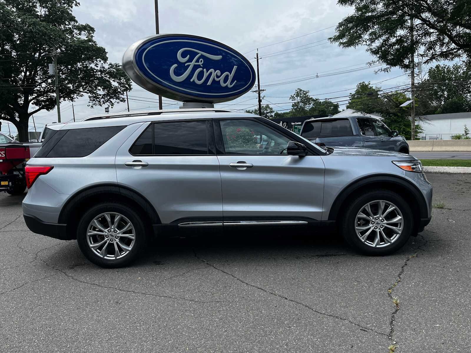 2022 Ford Explorer Limited photo 2