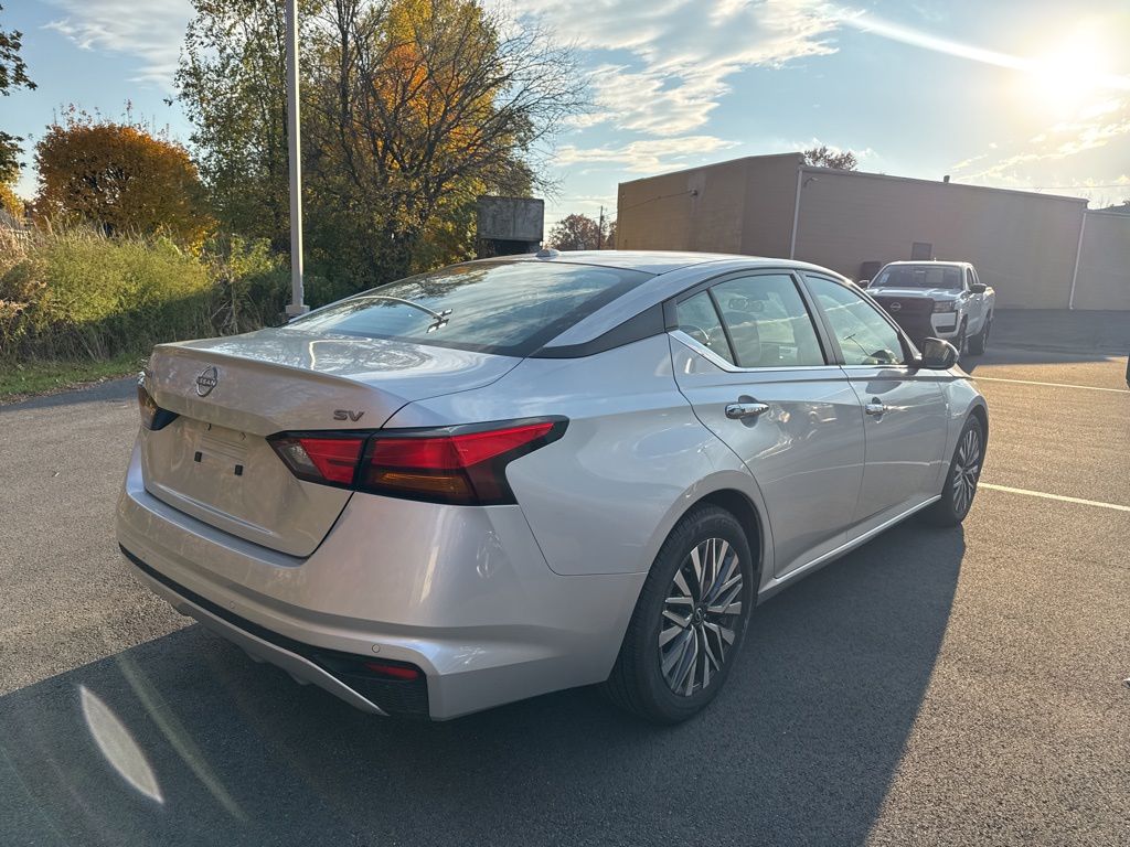 2023 Nissan Altima 2.5 SV photo 3