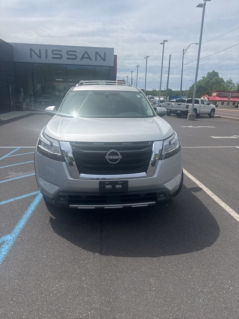 2023 Nissan Pathfinder SL 4WD's photo