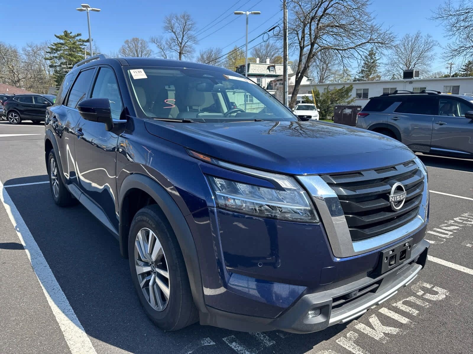 2022 Nissan Pathfinder SL photo 2
