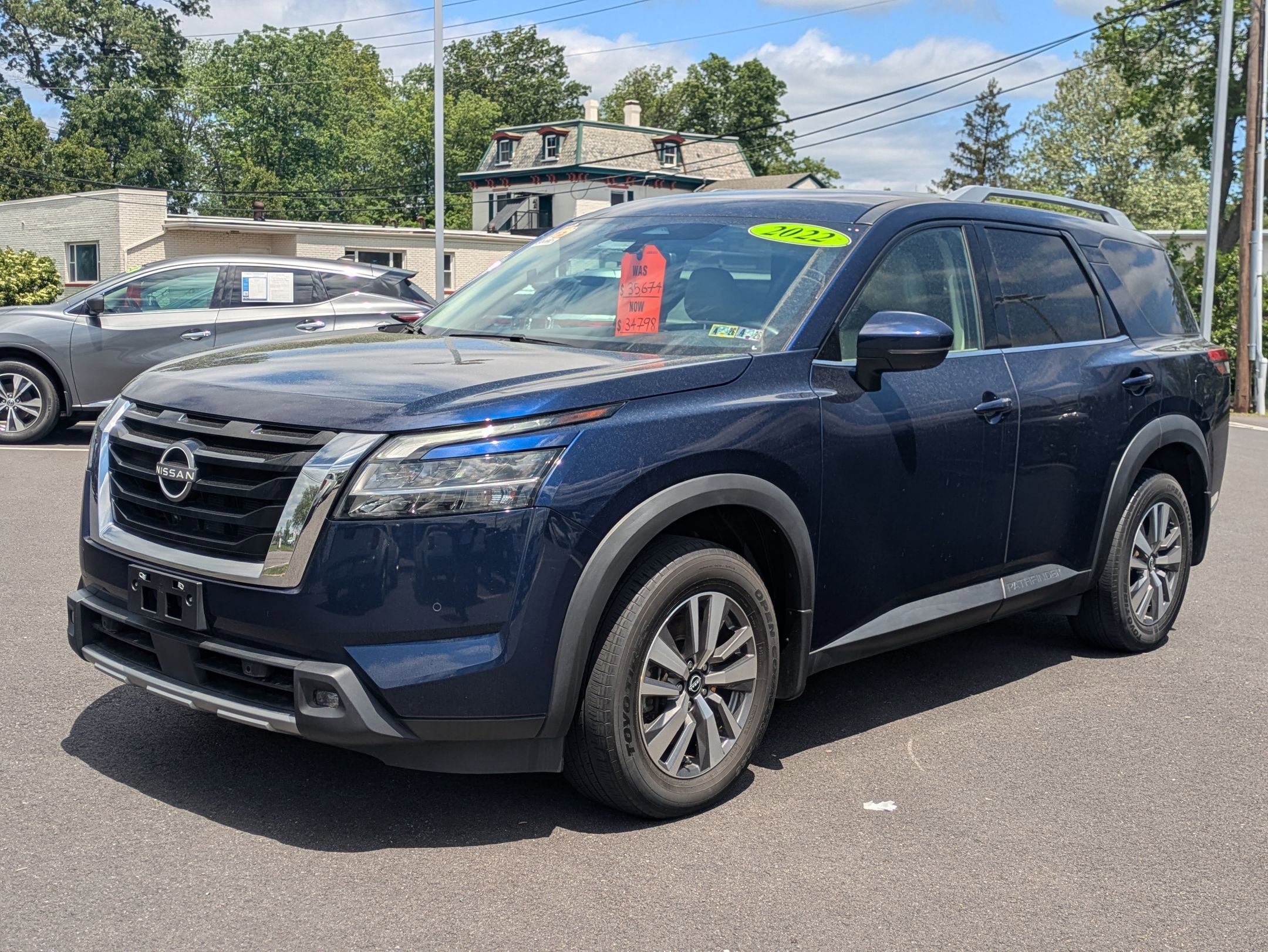 2022 Nissan Pathfinder SL photo 3
