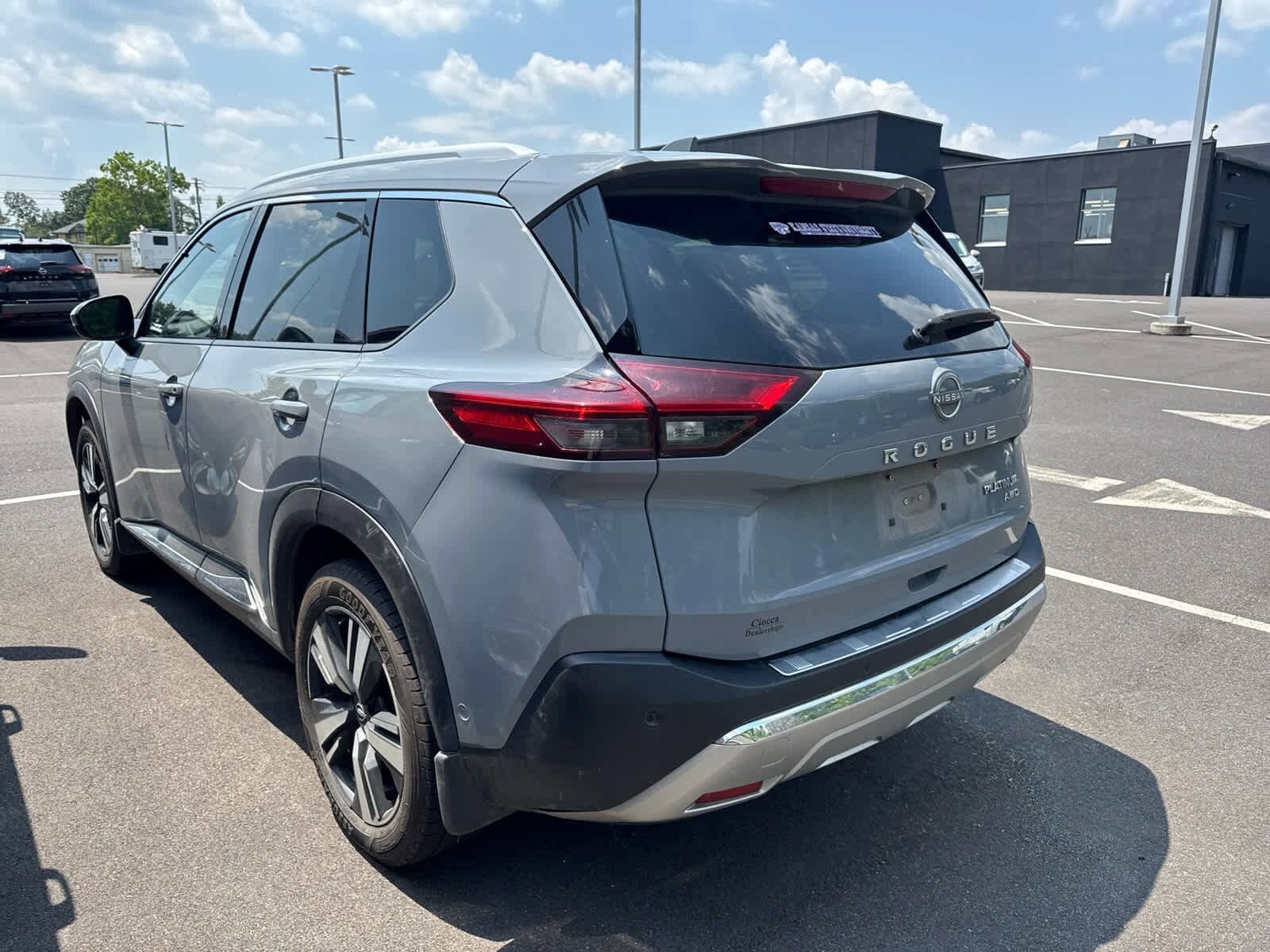 2023 Nissan Rogue Platinum photo 2