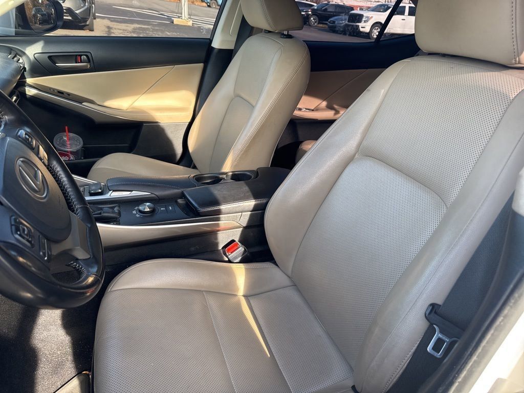 2018 Lexus IS 300 photo 4