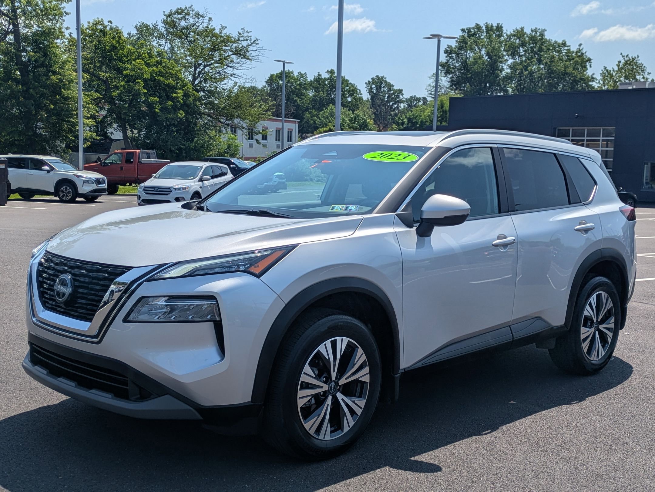 2023 Nissan Rogue SV photo 3